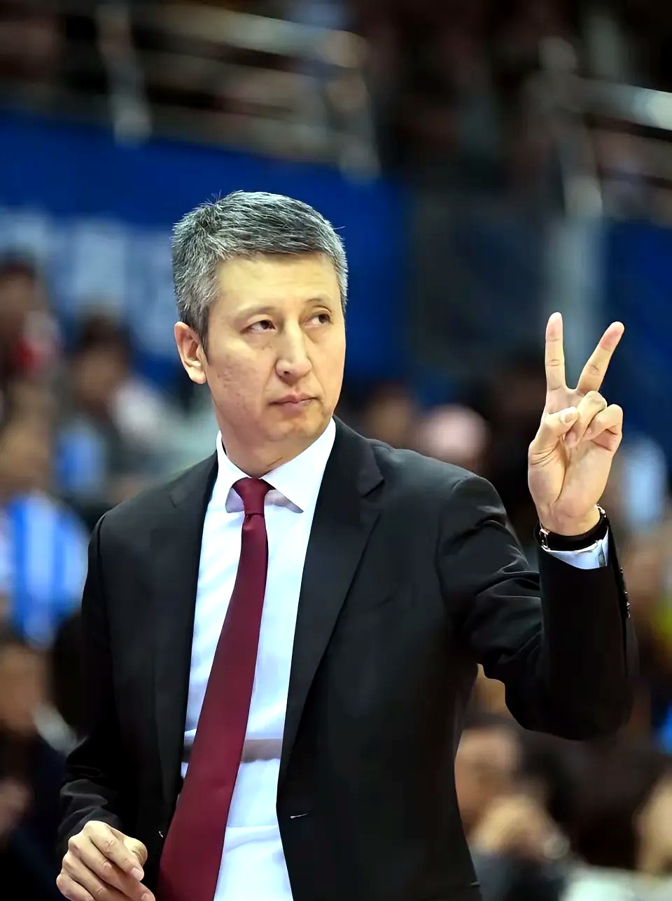 里程碑夜切尔西手感冰凉，CBA季后赛今夜刷纪录，球迷炸锅，临场指挥获称赞的简单介绍