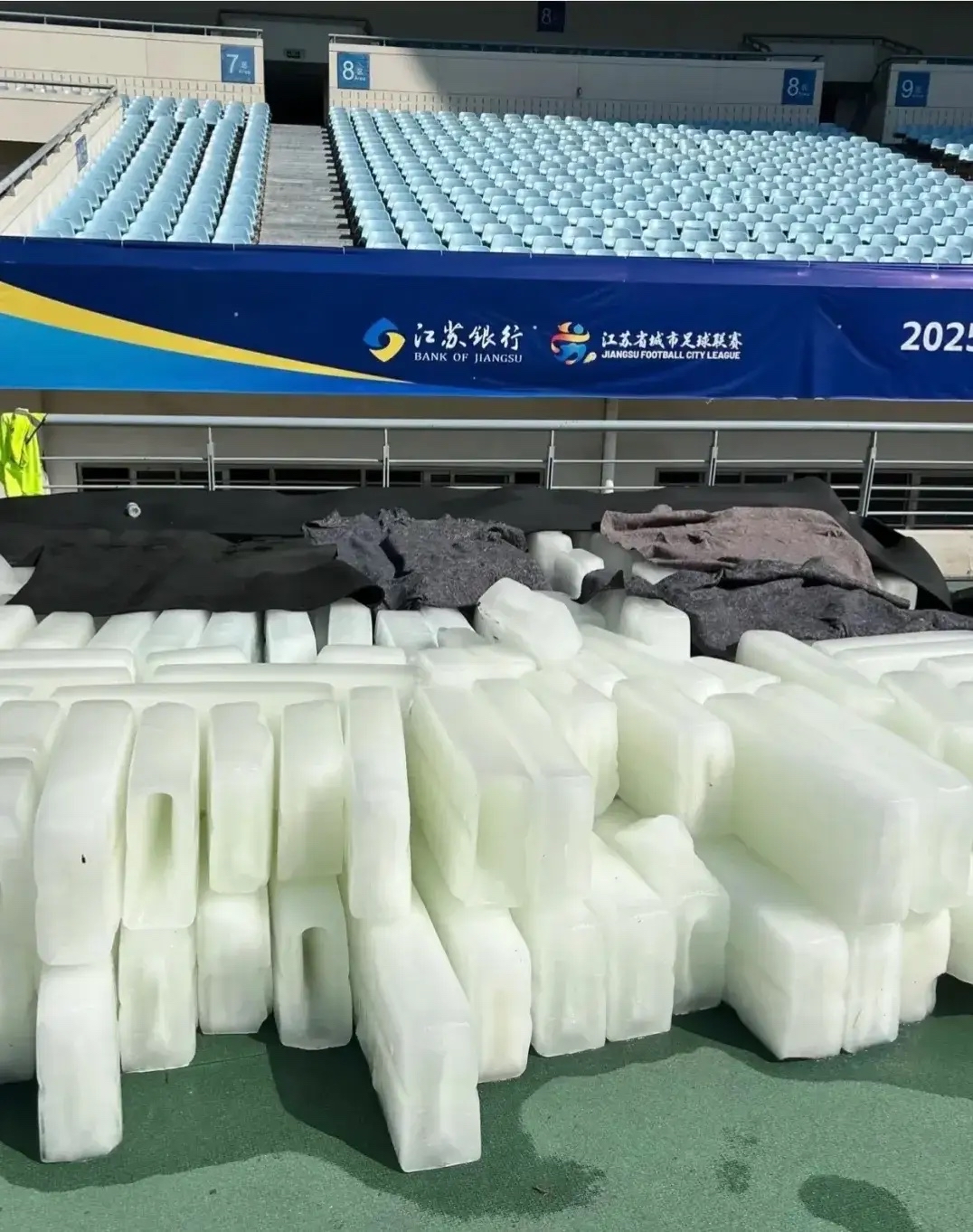 里程碑夜切尔西手感冰凉，CBA季后赛今夜刷纪录，球迷炸锅，临场指挥获称赞的简单介绍