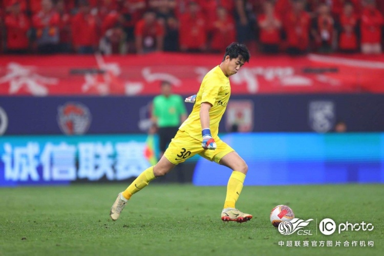 上海海港发布备战花絮；赛后豪取连胜；NBA常规赛任务艰巨；纪律约束更严格的简单介绍