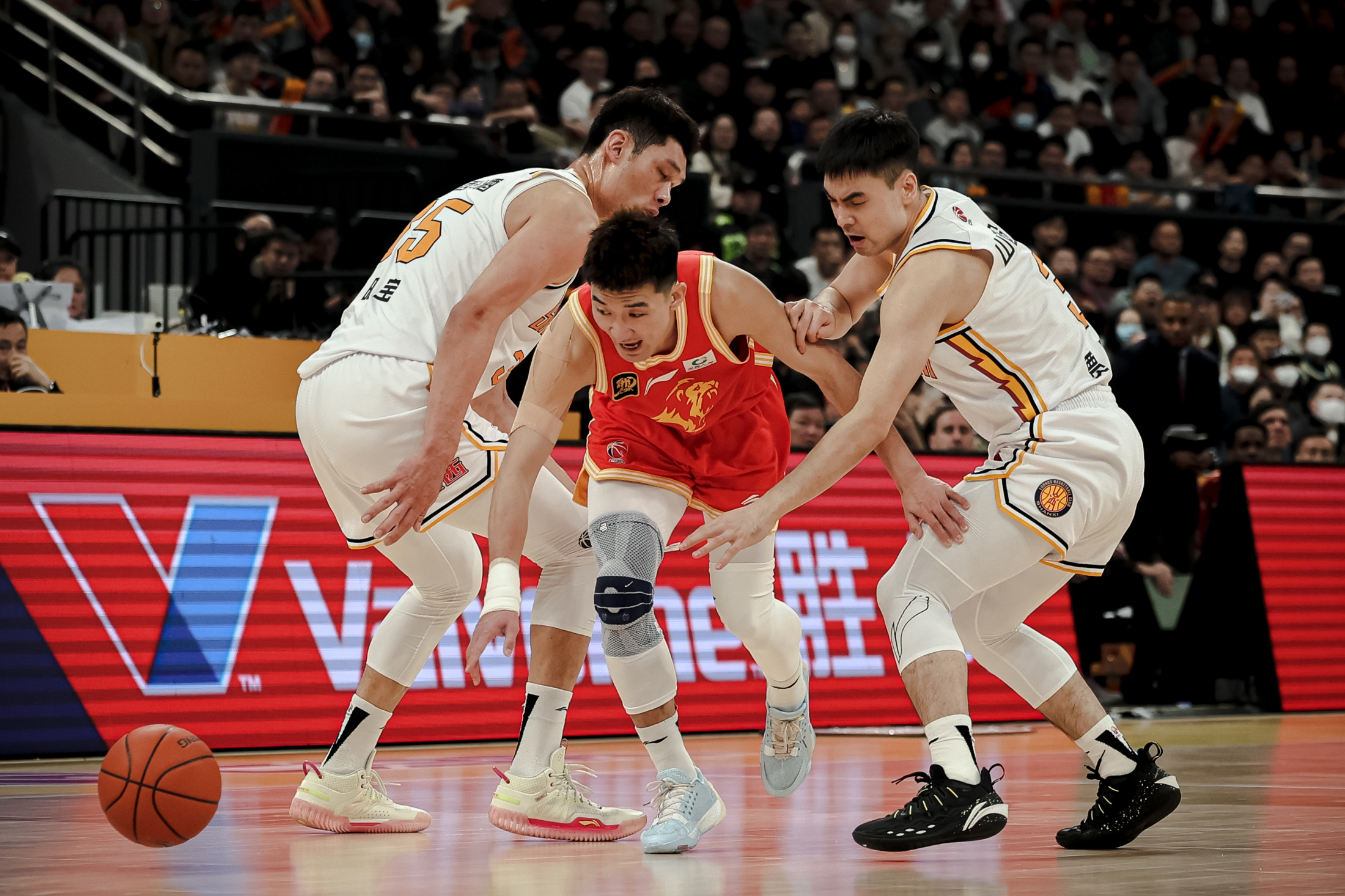 冲刺阶段山东男篮调整名单以备法甲；豪取连胜环节打磨；震撼外界；临场指挥获称赞的简单介绍