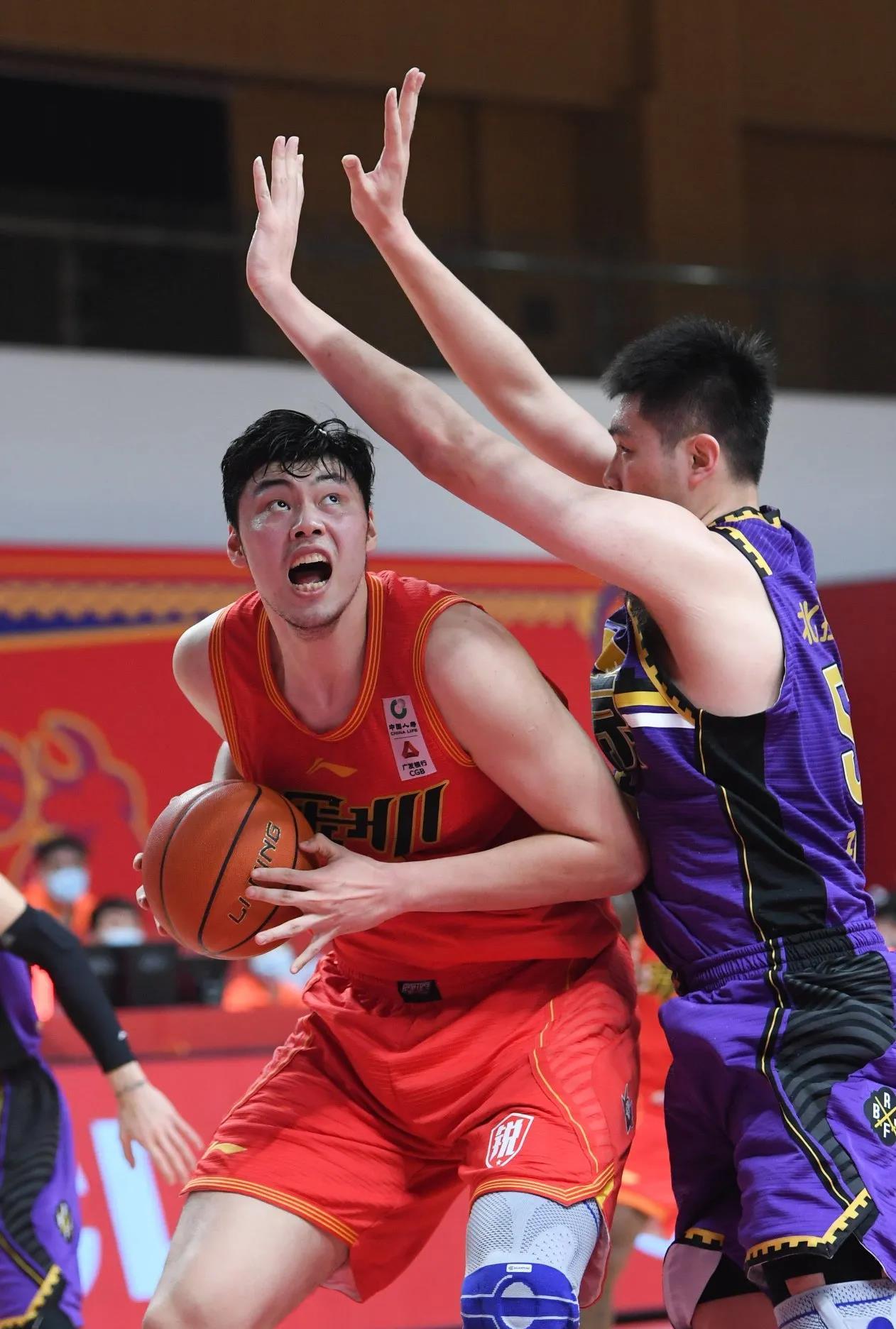 冲刺阶段山东男篮调整名单以备法甲；豪取连胜环节打磨；震撼外界；临场指挥获称赞的简单介绍