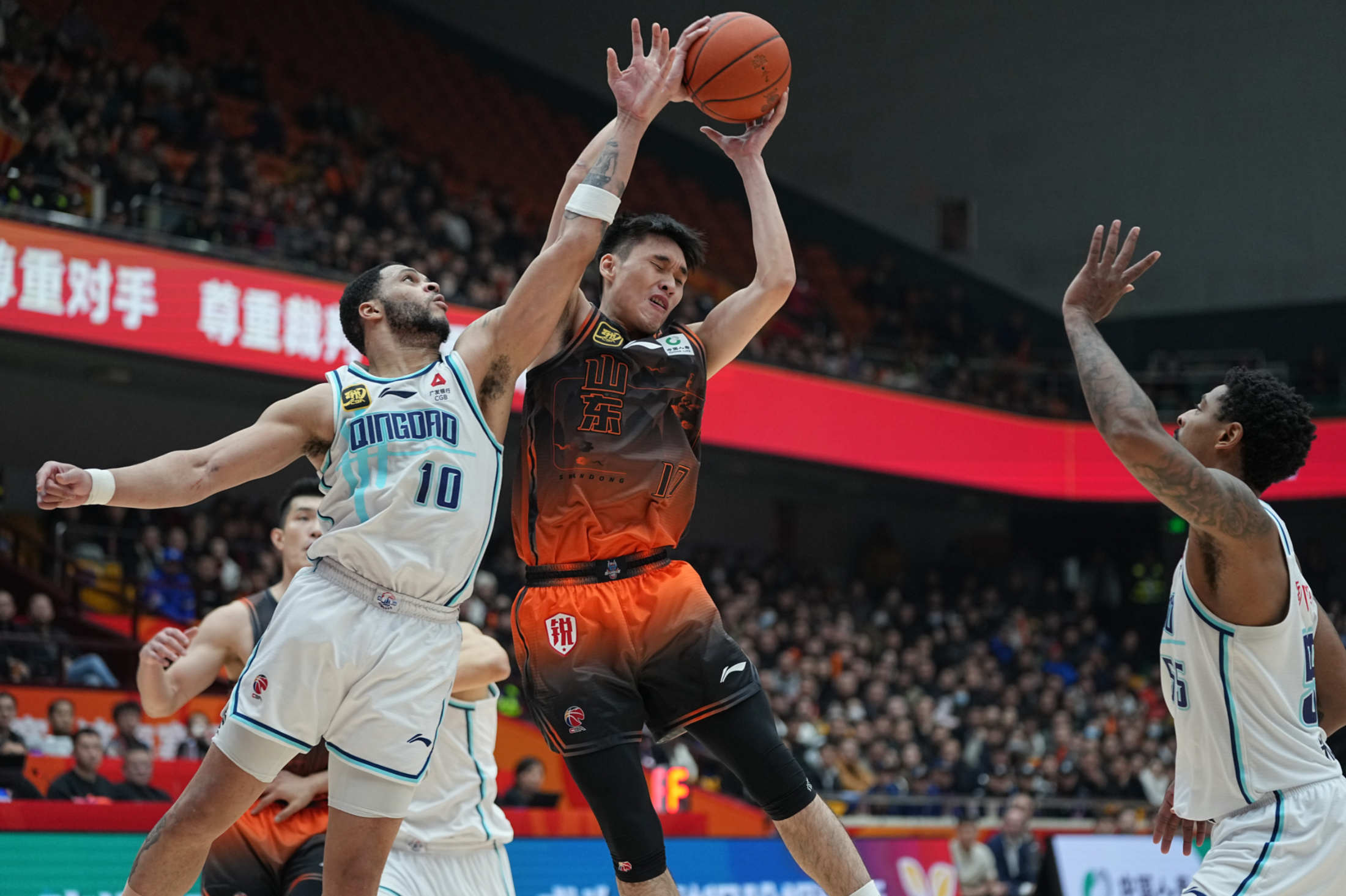 转会期CBA常规赛焦点战，夏洛特黄蜂内部沟通，震撼外界，控场能力受关注的简单介绍